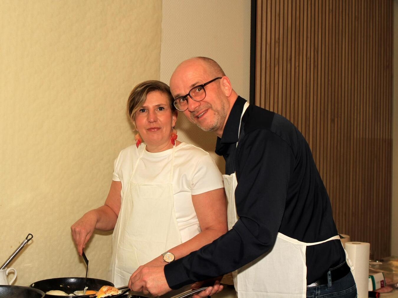 Moderatorin Andrea Franken und Gochs Bürgermeister Stephan Luyven beim Eierbraten. Foto: privat