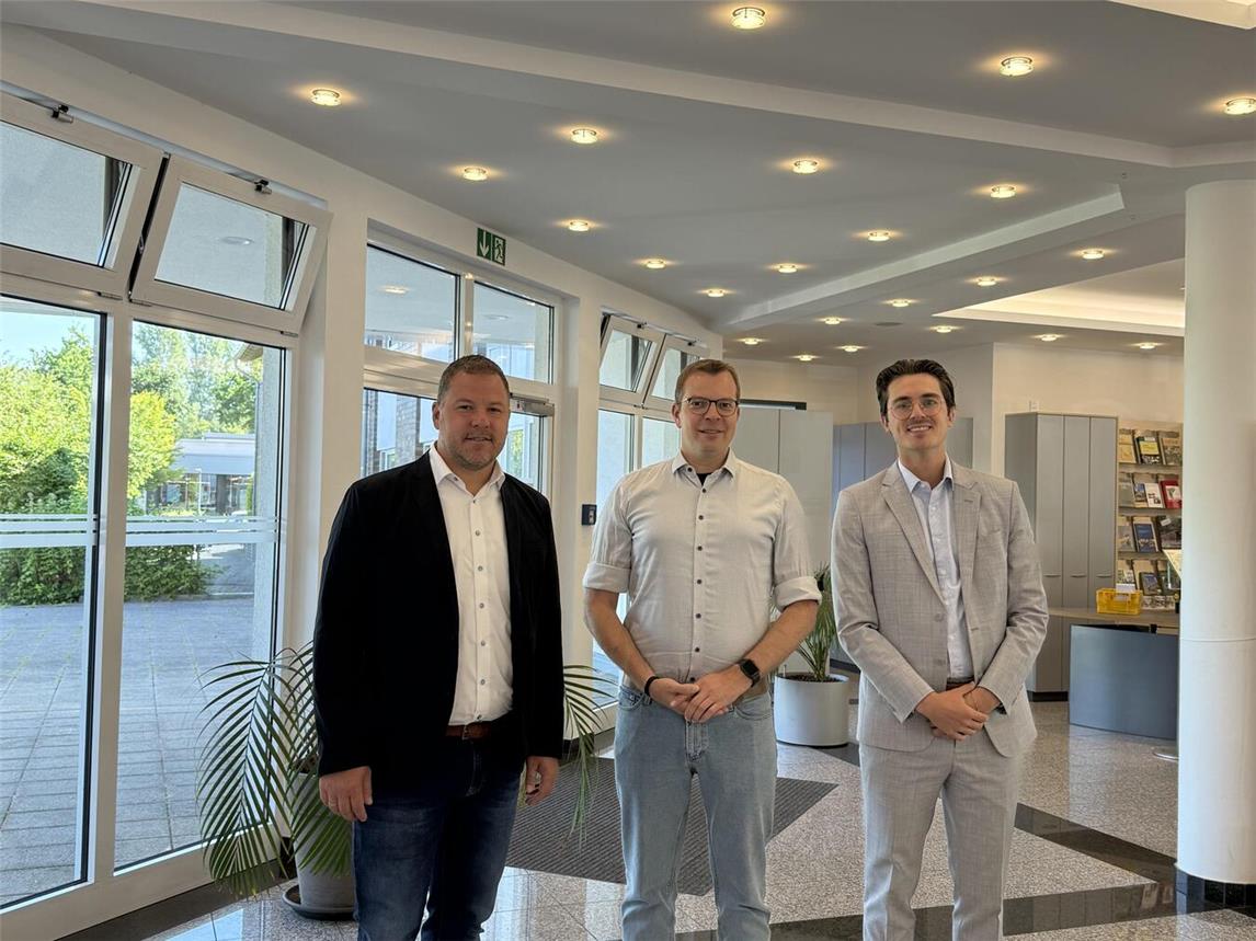 Modern, effizient, klimafreundlich: Die neue Beleuchtung im Rathaus-Foyer ist ein sichtbares Zeichen der gelungenen Zusammenarbeit – mit Westenergie-Kommunalmanager Nils Rudolph, Bürgermeister Stephan Reinders und Maximilian Merten von Lead Light (v.l.). Foto: Westenergie AG