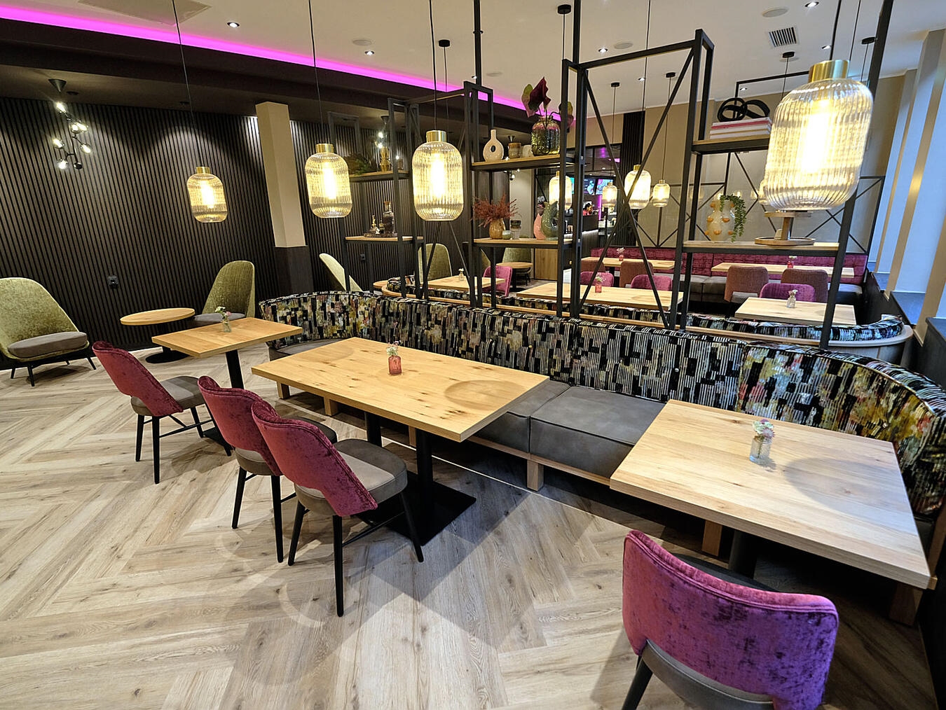 Gelungenes „Makeover“ am Fischmarkt Modern und gemütlich: Das komplett renovierte Café lädt zum Verweilen ein. NN-Foto: Rüdiger Dehnen
