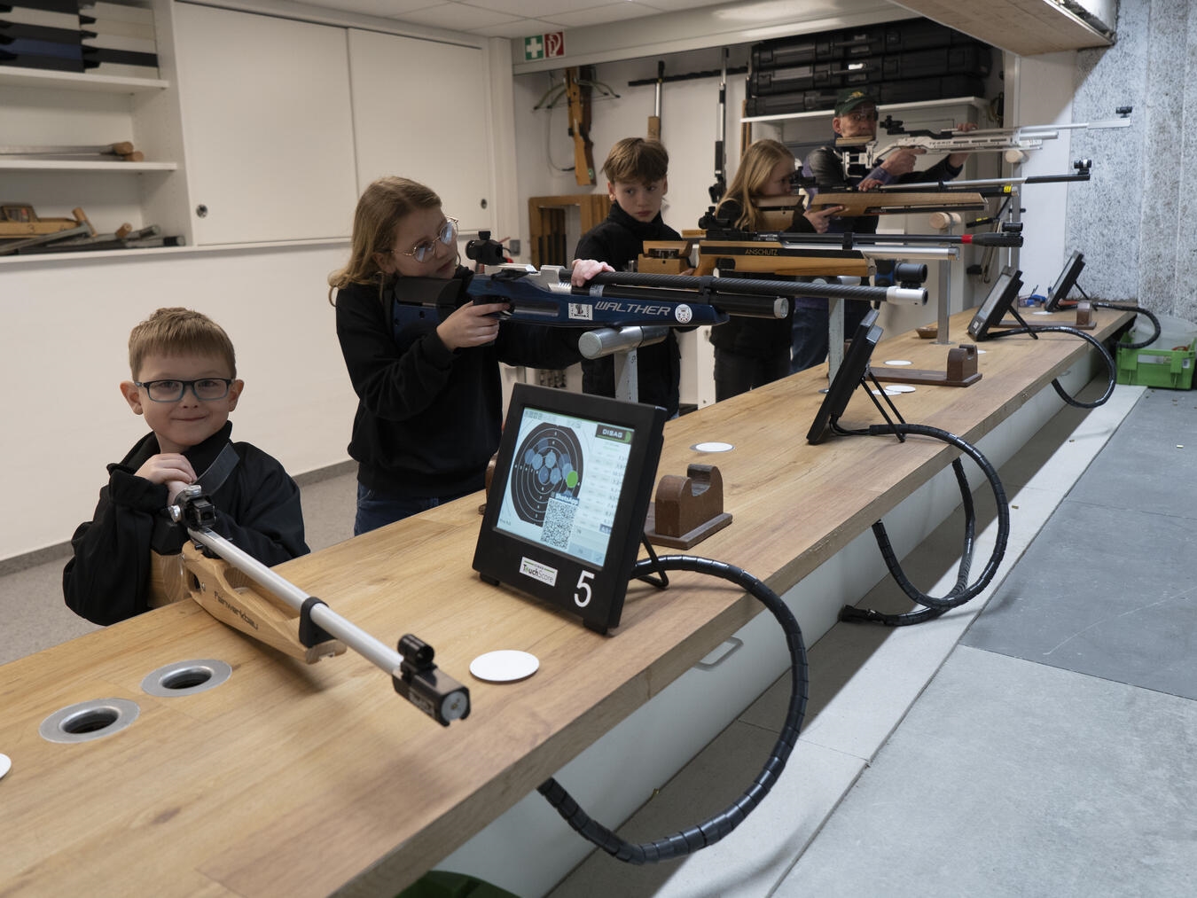Moderner Schießstand: Dank der digitalen Anzeige können die Schützen ihre Ergebnisse sofort auswerten – sowohl beim Laser- als auch Luftgewehr- und Kleinkaliberschießen. NN-Foto: Gerhard Seybert