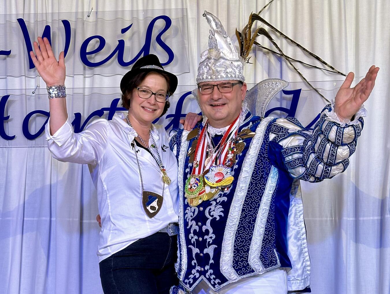 Möchte nochmal in der „Dorfschmiede“ feiern, bevor er das „Blau-Weiß“-Zepter an das nächste Narrenoberhaupt des Vereins weitergibt: Hartefelds noch amtierender Prinz Michael I. (Görtz), hier mit seiner Ehefrau Angela.Foto: hvs