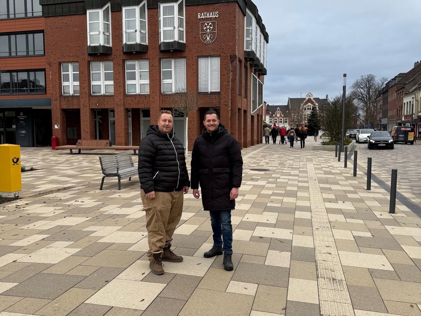 Möchten Busankunft und Tourist-Information wieder in die Innenstadt zurückholen: Jens Auerbach und Felix Naber. Foto: FDP Kevelaer