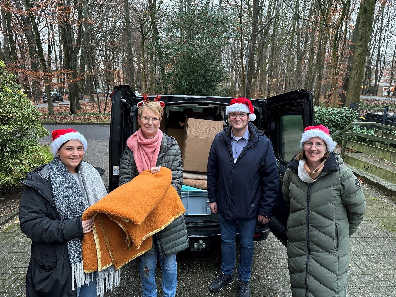 Möglich gemacht wurde die Weihnachtsaktion durch private Aufrufe, bei denen Spenden aus dem gesamten Kreis Kleve gesammelt wurden, um sie an Bedürftige weiterzugeben. Foto: LVR-Klinik Bedburg-Hau
