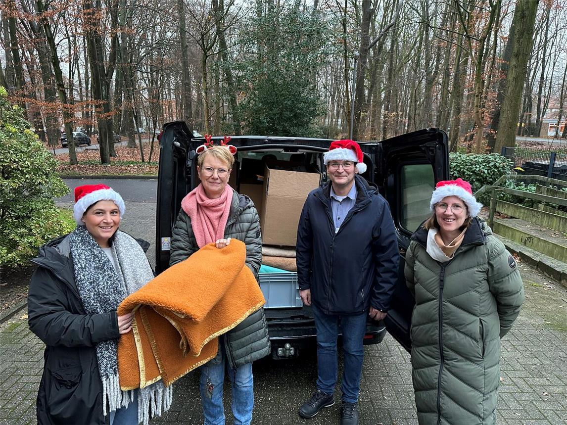 Möglich gemacht wurde die Weihnachtsaktion durch private Aufrufe, bei denen Spenden aus dem gesamten Kreis Kleve gesammelt wurden, um sie an Bedürftige weiterzugeben. Foto: LVR-Klinik Bedburg-Hau