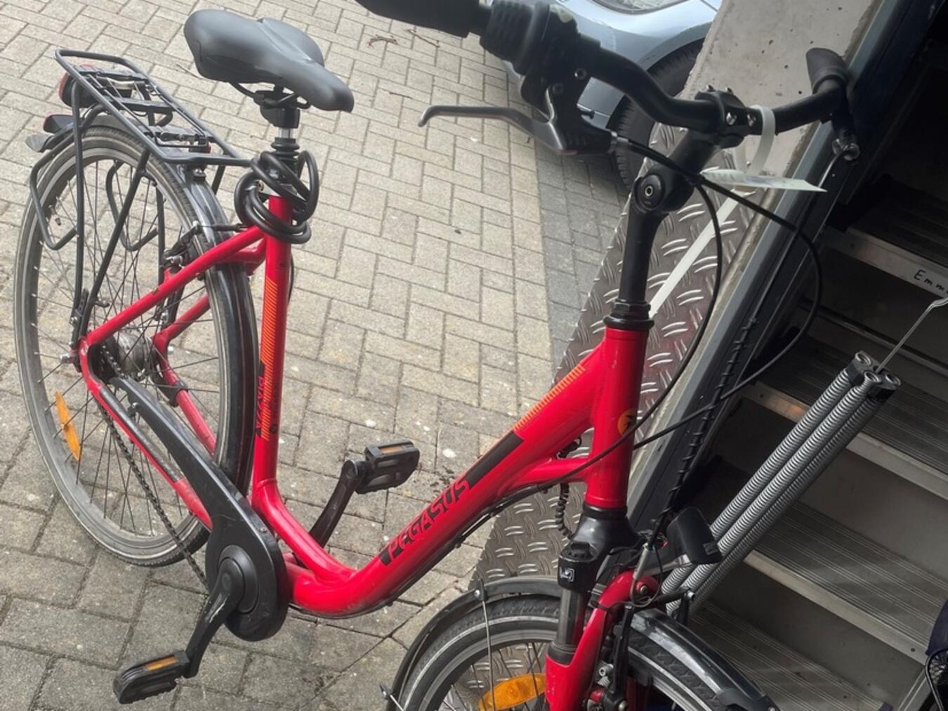 "Rotes Damenfahrrad gestohlen in Kleve, nahe Draisinen-Bahnhof, Polizei ermittelt"