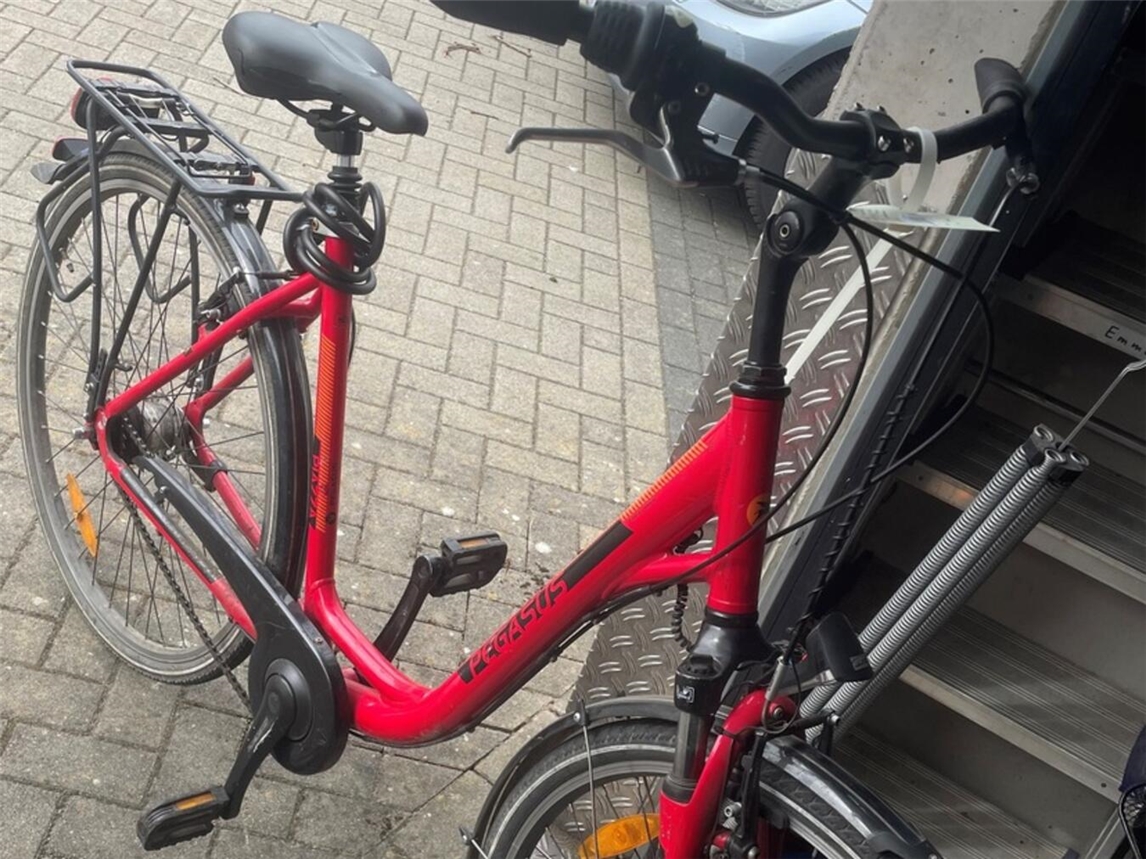 "Rotes Damenfahrrad gestohlen in Kleve, nahe Draisinen-Bahnhof, Polizei ermittelt"