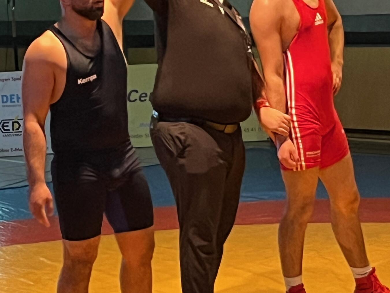 Mohammad Riza Noori (l.) gewann in der Klasse bis 86 Kilo im Freistil mit Punktsieg. Foto: DJK Kleve