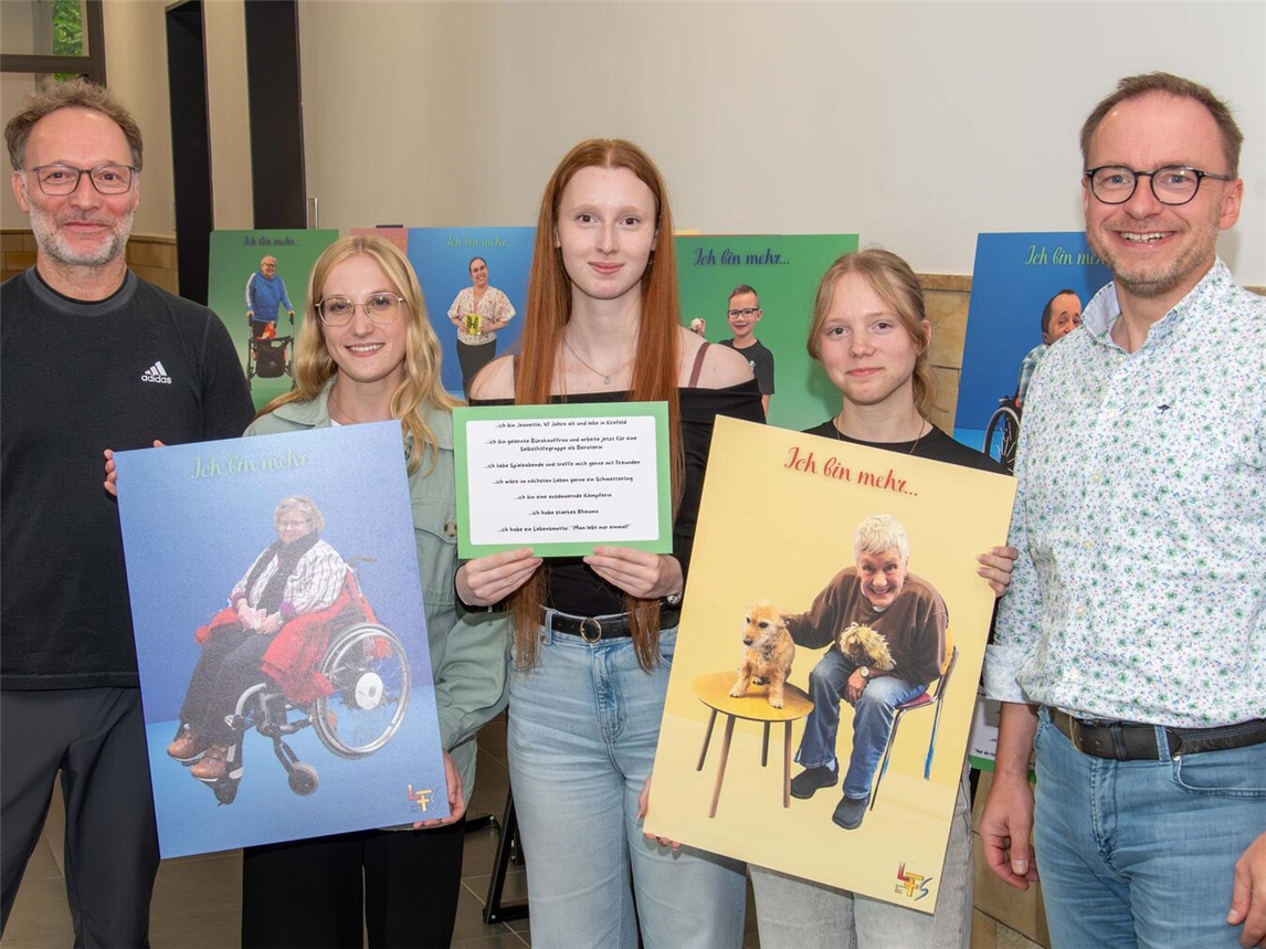 Mona Hegerath, Ina Buschfeld und Leonie Brömel (v.l.) haben ihr Fachabitur am Liebfrauen-Berufskolleg absolviert. Sie gehören zu den Schülerinnen, die die Ausstellung gestaltet haben. Begleitet wurden sie von Lehrer Marc Baum (links) und Schulseelsorger Andreas Mäteling.Foto: Bischöfliche Pressestelle / C. Breuer