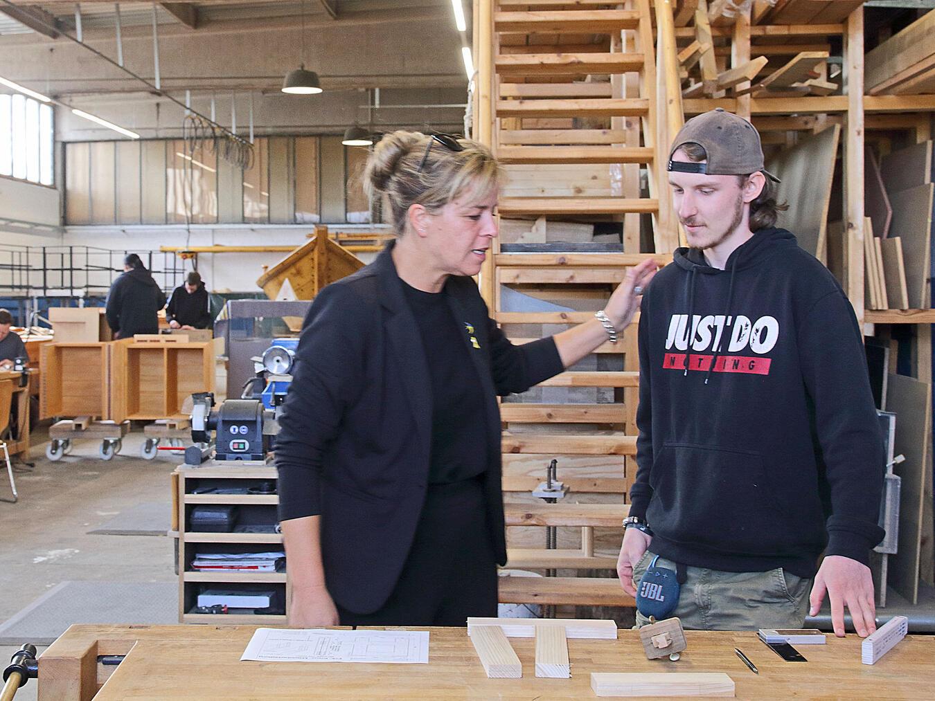 Mona Neubaur im Gespräch mit einem Mitarbeiter der inklusiven Schiffswerft im APX. NN-Fotos: Theo Leie