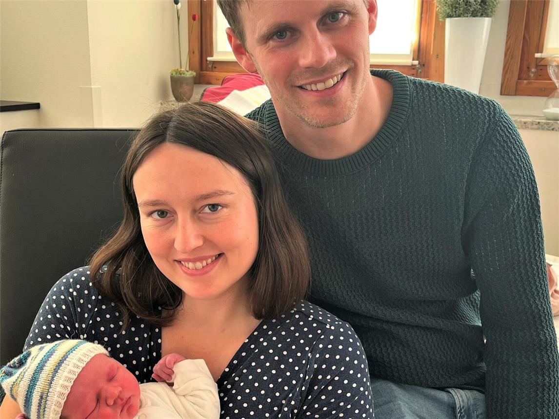 Mona und Christian Jacobs aus Straelen sind glücklich über die Geburt ihres dritten Kindes Lino, der als eines der ersten Babys im neuen Hebammengeleiteten Kreißsaal (HGK) des St.-Clemens-Hospitals Geldern das Licht der Welt erblickte.Foto: St.-Clemens-Hospital