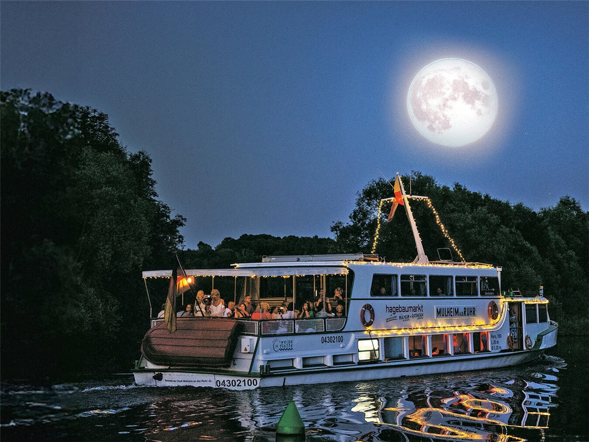„Mondschein auf der Ruhr“: Bei Sonnenuntergang macht sich die „Weiße Flotte“ auf den Weg vom Wasserbahnhof Mülheim nach Essen-Kettwig und zurück. Foto: Köhring