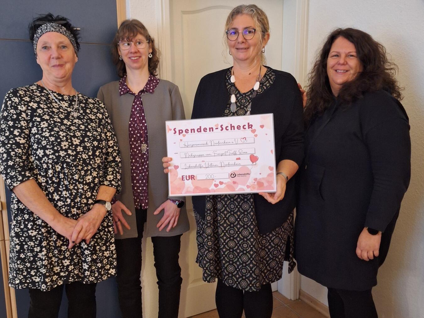 „Herzenswunsch liegt uns am Herzen“ Moni Müller (l.) überreichte Bianca van Hardeveld (2.v.r.) eine Spende von 200 Euro. Mit dabei waren Freizeit-Treff Leitung Carola Janssen (r.) sowie Christina Prumps von der Nähgruppe des Freizeit-Treffs. Foto: Lebenshilfe Unterer Niederrhein
