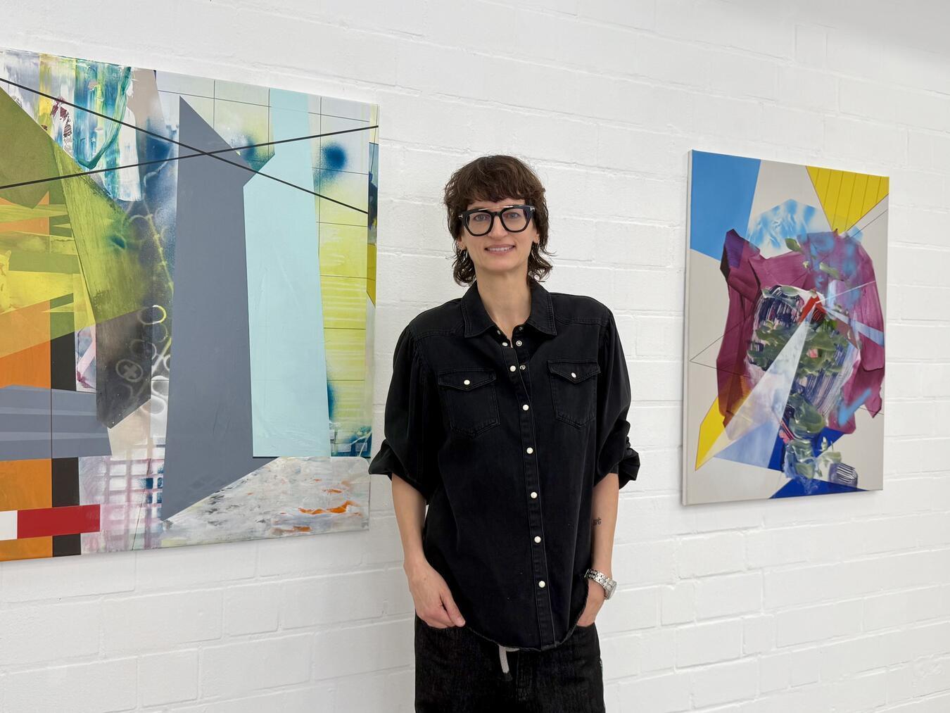 Monika Buchen inmitten ihrer kontrastreichen Bildwelten, die sie ab dem 13. Juli im Städtischen Museum Kalkar zeigt. NN-Foto: SP