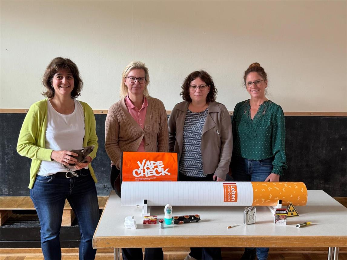 Monika Gottschlich (l, Team Jugendarbeit der Stadt Geldern), Petra van Bergen (2.v.l., Diakonie Fachstelle Suchtvorbeugung), Jennifer Dellnitz (2.v.r., Fachstelle für Suchtvorbeugung des Caritasverbandes Kleve) und Sabine Leiting (r., Kriminalprävention der Kreispolizeibehörde Kleve) schulten Schüler zu den Themen Cannabis, Zigaretten und Vapes.Foto: Stadt Geldern/Gossens