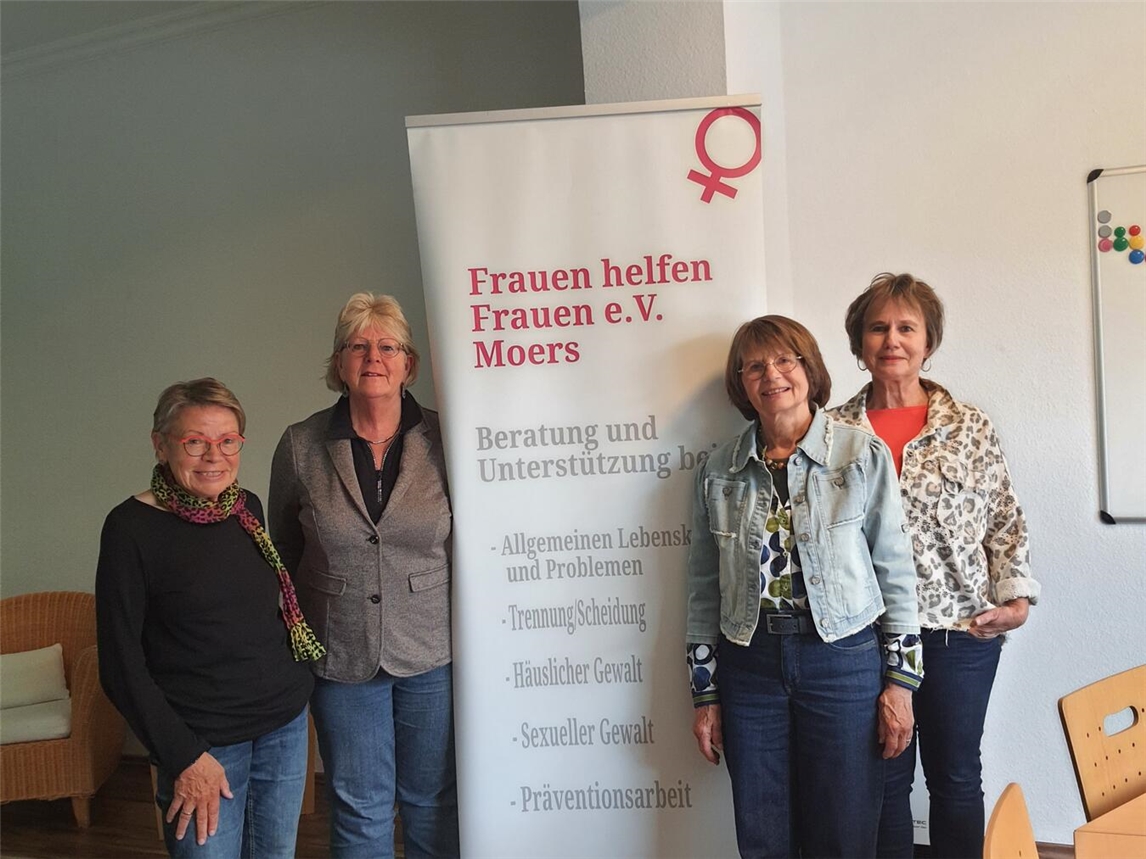 Monika Lehmann (Frauen helfen Frauen e.V.), Silvia Stoppa, Ruth Butzkies, und Christel Goergen (alle Künstlergemeinschaft Alpen) bei der Spendenübergabe. Foto: Frauen helfen Frauen e.V.