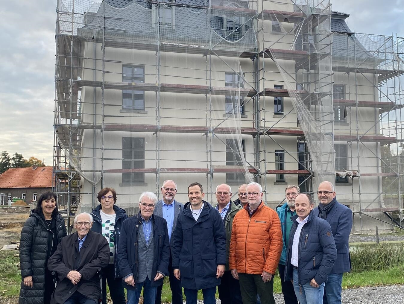 Besichtigung des historischen „Haus Caen“ Monika Lemmen, Hans Rütten, Britta Miltner, Johannes Giesen, Hans-Josef Linßen, Bürgermeister Bernd Kuse, Heiner Bons, Peter Overlack, Christoph Andreas, Stefan Kemmerling, Uwe Marksteiner und Christian Hinkelmann am Haus Caen in Straelen. Foto: Stadt Straelen