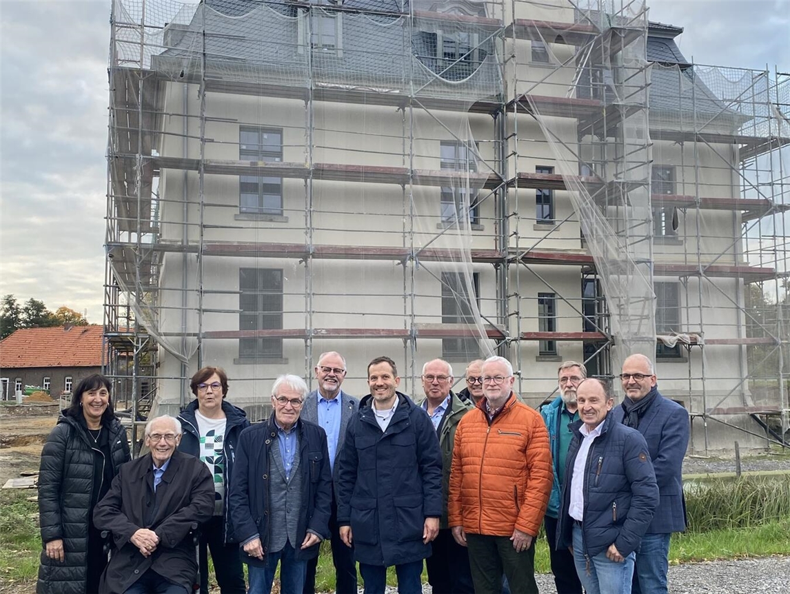Besichtigung des historischen „Haus Caen“ Monika Lemmen, Hans Rütten, Britta Miltner, Johannes Giesen, Hans-Josef Linßen, Bürgermeister Bernd Kuse, Heiner Bons, Peter Overlack, Christoph Andreas, Stefan Kemmerling, Uwe Marksteiner und Christian Hinkelmann am Haus Caen in Straelen. Foto: Stadt Straelen