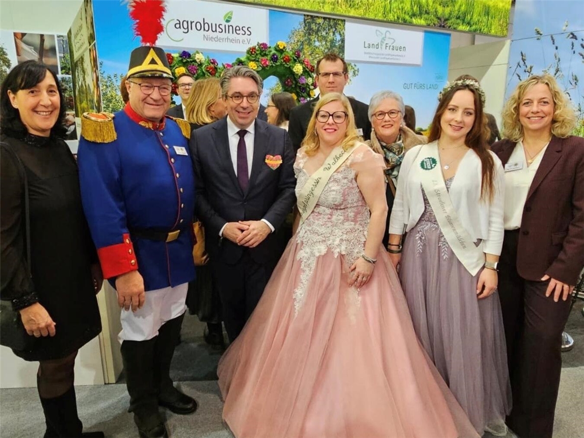 Monika Lemmen (stellvertretende Bürgermeisterin der Stadt Straelen), Spargelgrenadier Peter Strauß, Stefan Rouenhoff MdB, Daniel van Bonn (Schloss Walbeck), Spargelprinzessin Monika II. van Bonn, Margret Voßeler-Deppe (ehemaliges Mitglied des Landtages), Anna Heekeren (Straelener Blumenmädchen) und Anita Janßen (Spargelhof Janßen). Foto: Bundestagsbüro Stefan Rouenhoff.