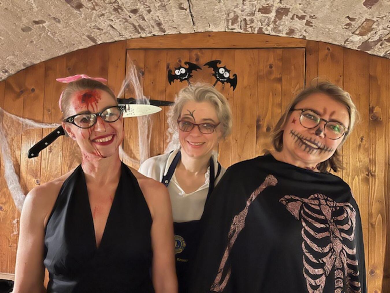 Halloween-Party sichert „Open Sunday“-Fortsetzung Mordsspaß hatten die Gruselgestalten Sandra Vollmer, Stephanie Kraemer und Angelika Jellessen (v.l.).Foto: privat