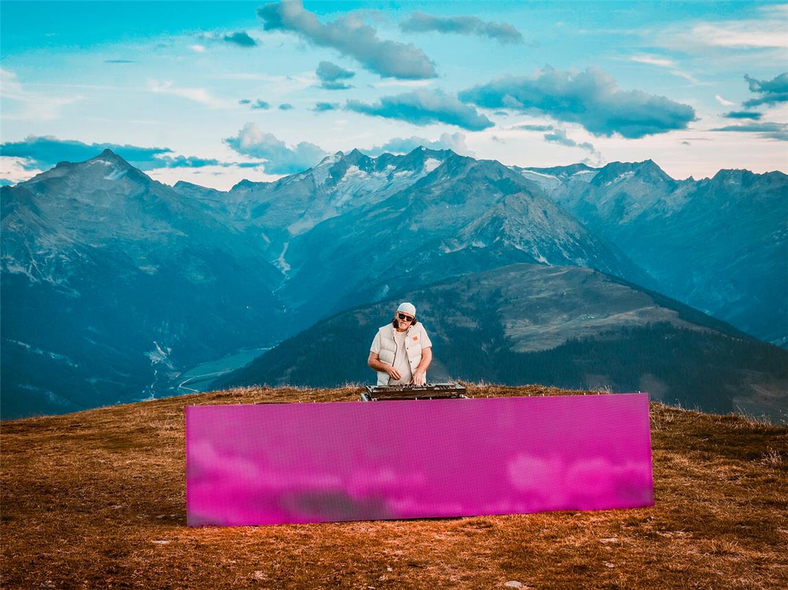 Mountain Mania versetzt Berge mitten in die Großstadt und bringt alles mit, was man von einer richtigen Après-Ski-Party erwartet. Foto: Daniel Weißkopf