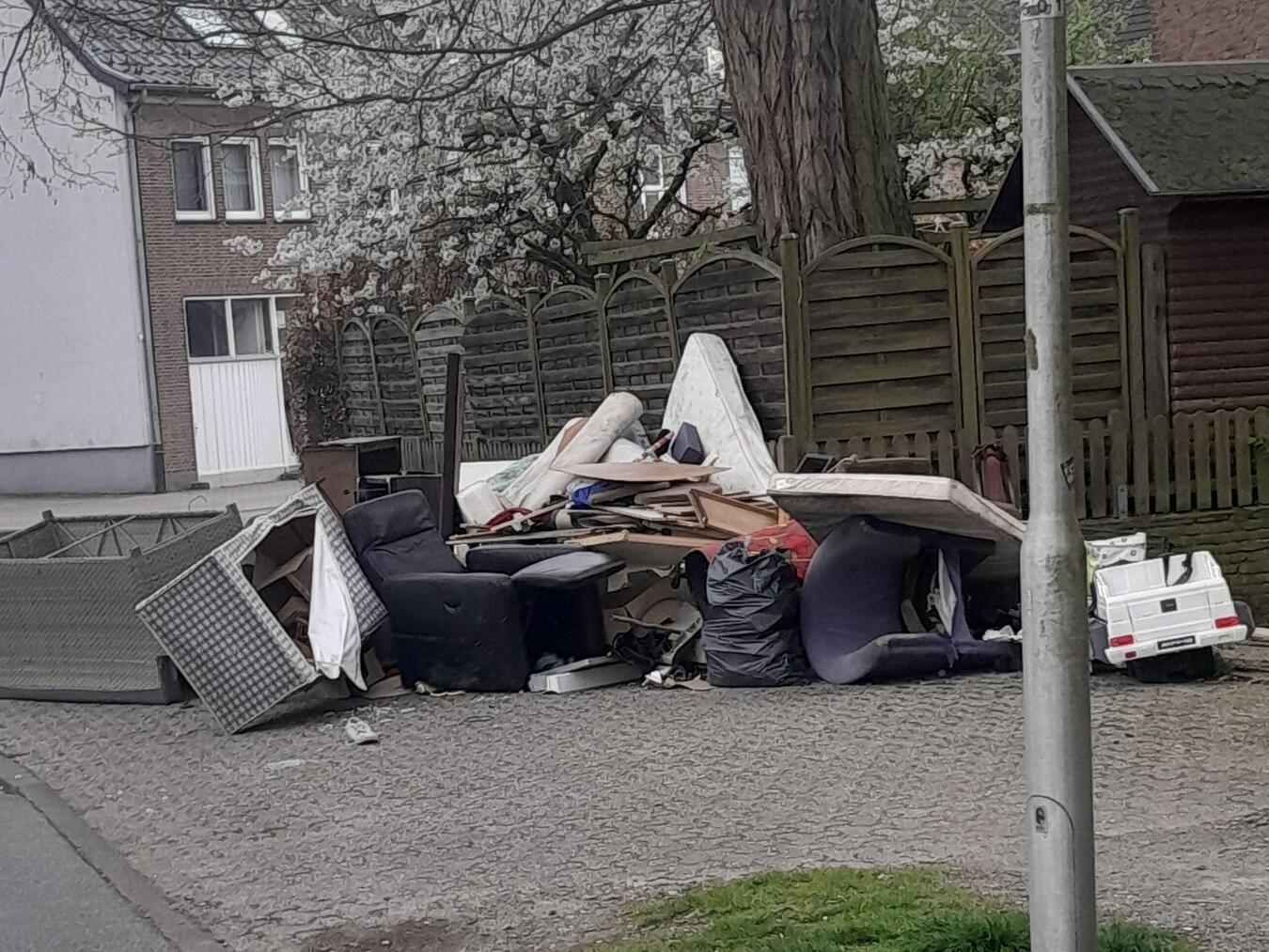 "Müllberge an der Wassenbergstraße in Emmerich, Umweltverschmutzung"