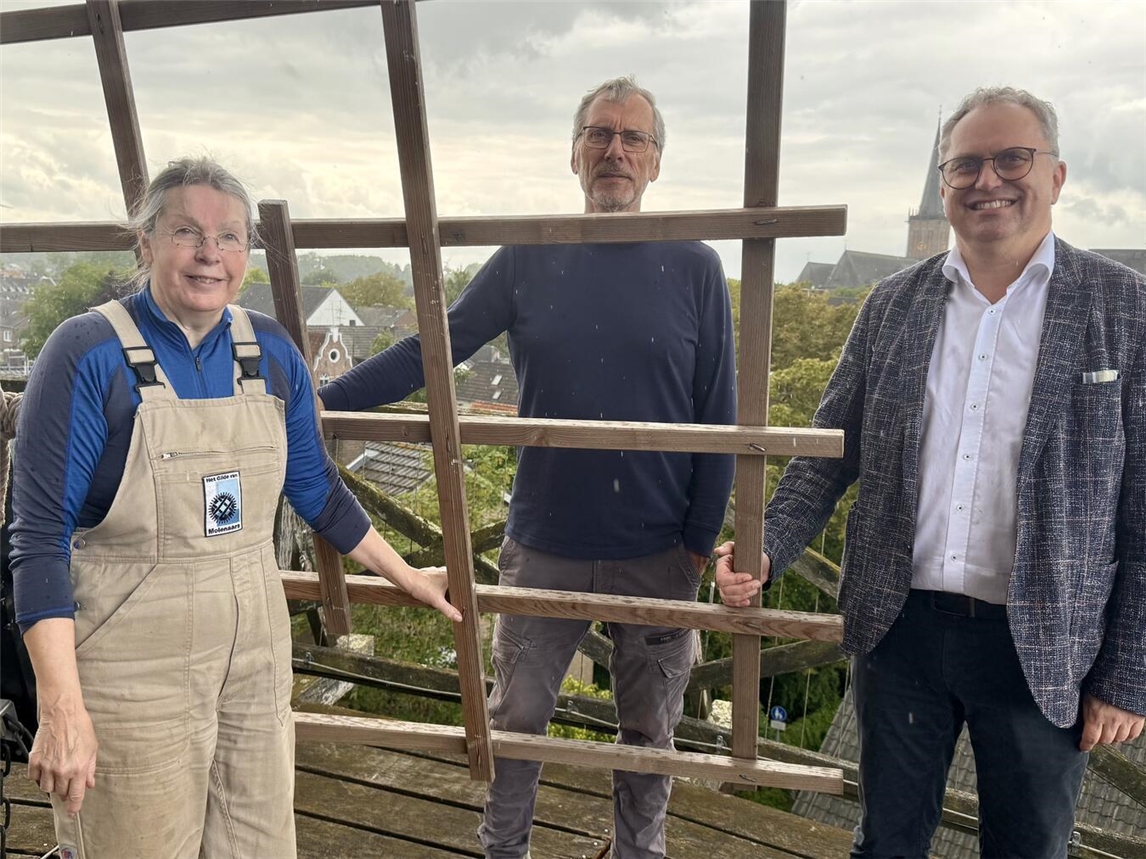 Müllerin Sabine Hillebrecht, Ludger Seesing und Ansgar Boßmann (alle Kalkarer Mühle am Hanselaerer Tor; v.l.) geben am Pfingstmontag Einblicke in die Kalkarer Mühle. NN-Foto: SP