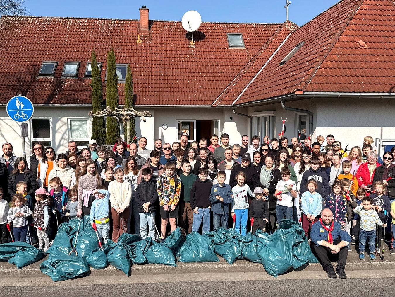 "Pfadfinder sammeln Müll in Park 2026, Umweltaktion, Foto von Irene Wulf"