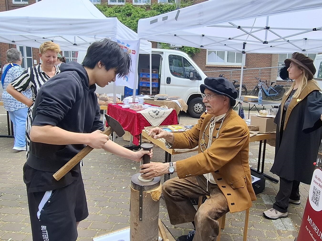"Norbert Müller schlägt Jubiläumsmünze, Münzprägung Event"