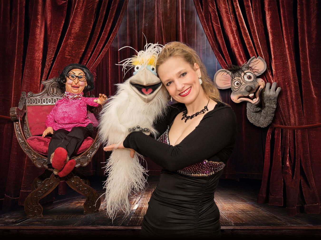 Bauchgesänge und
andere Ungereimtheiten Murzarella läßt ihre Puppen spielen, reden, tanzen und singt live dazu..Foto: David Hollstein