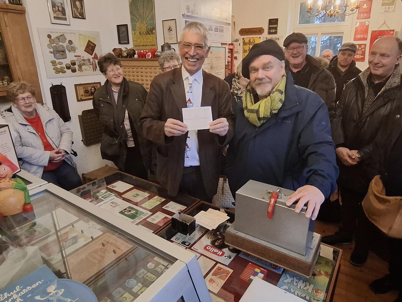Museumsleiter Norbert Müller führte den Ressa-Vorsitzenden Heinz Wellmann und weitere Gäste in die Geschichte des Schulsparens ein. Foto: Ressa