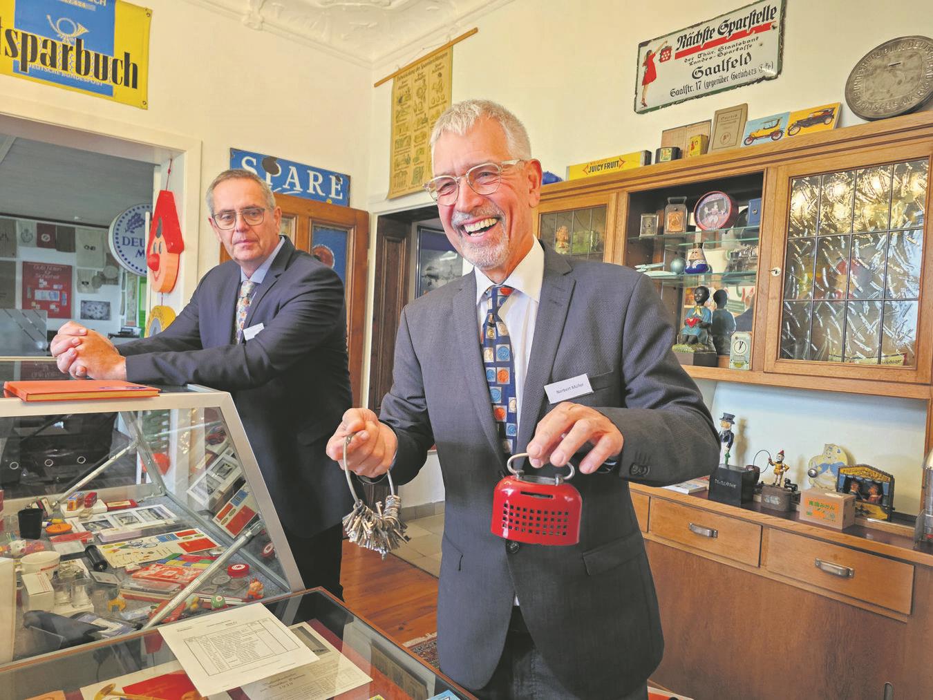 Museumsleiter Norbert Müller mit seiner ersten eigenen Spardose.