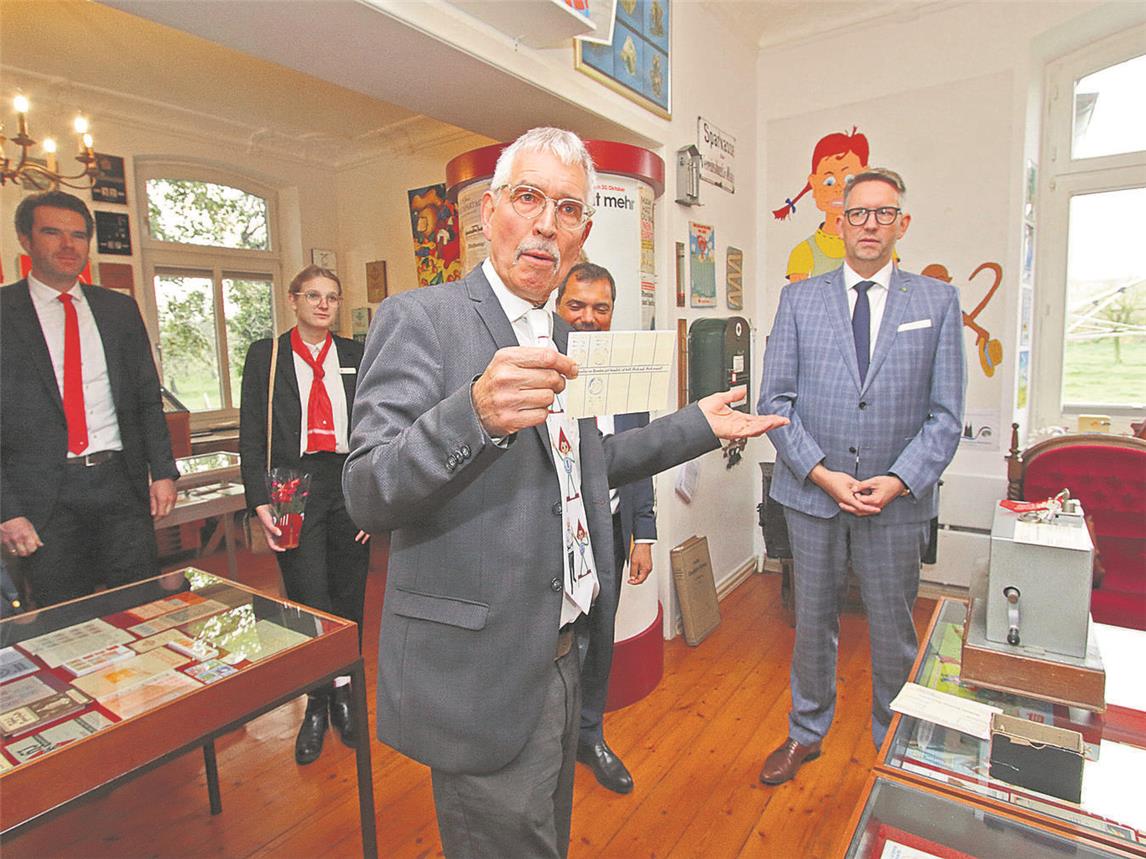 Museumsleiter Norbert Müller (vorne) mit seinen Gästen, darunter Landrat Ingo Brohl (r.) und Giovanni Malaponti (Sparkasse am Niederrhein). NN-Foto: Theo Leie