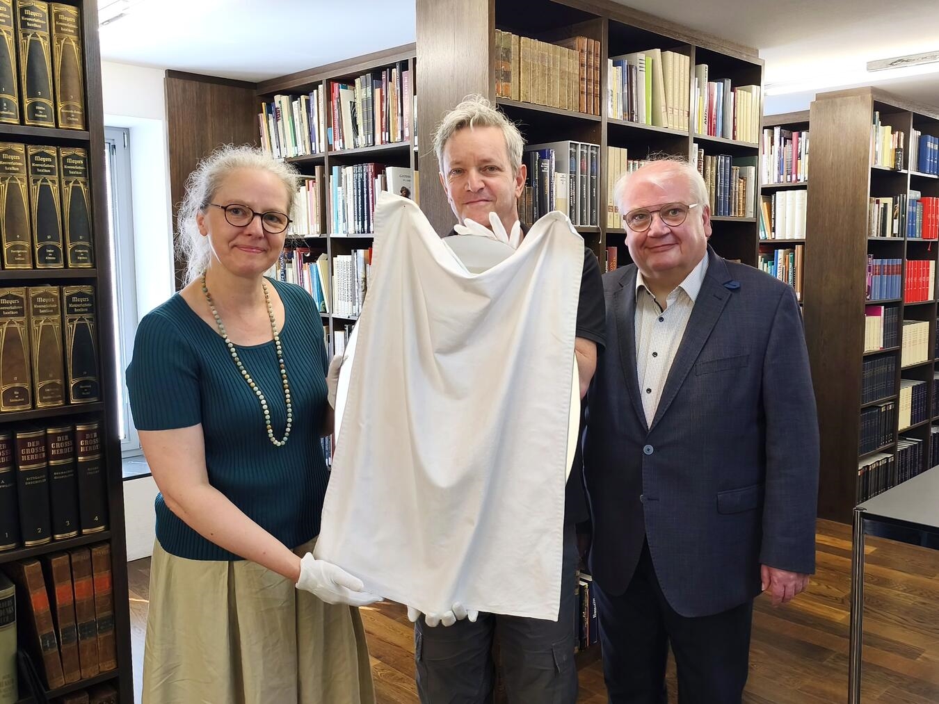 Museumsleiterin Claudia Kienzle und Dompropst Stefan Notz nahmen das Werk von Künstler Gil Shachar entgegen. Foto: StiftsMuseum Xanten