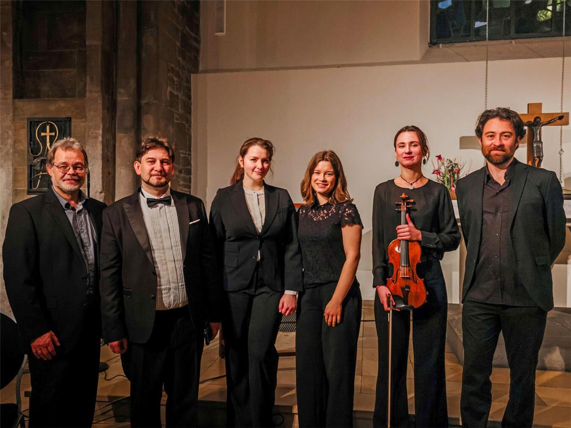 „Musica dal vivo Ukraine: Torsten Papke, Oleg Malyk, Kateryna Malyk, Amelie Papke, Taisiia Gerasimchuck und Jose Villalba (v. l.). Foto: Vlad Prydatko