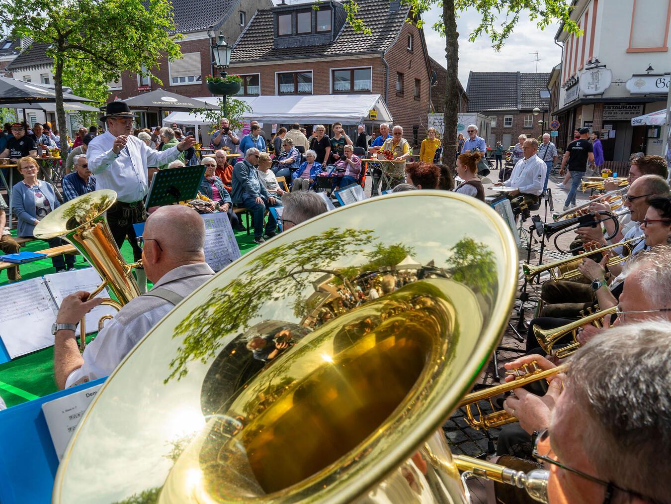 Musik darf nicht fehlen: Bestens unterhalten werden die Besucher alljährlich beim Webermarktfest des Werberings Nieukerk.NN-Fotos: Archiv GS