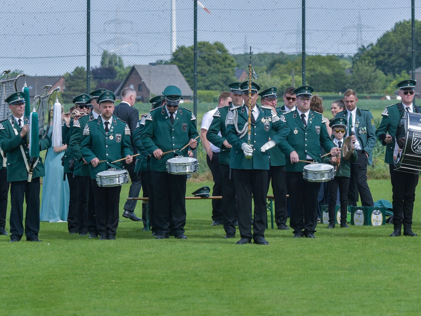 "Schützenfest Millingen: Musikkapelle, Parade, Fahnenschwenker bei traditionellem Festumzug"