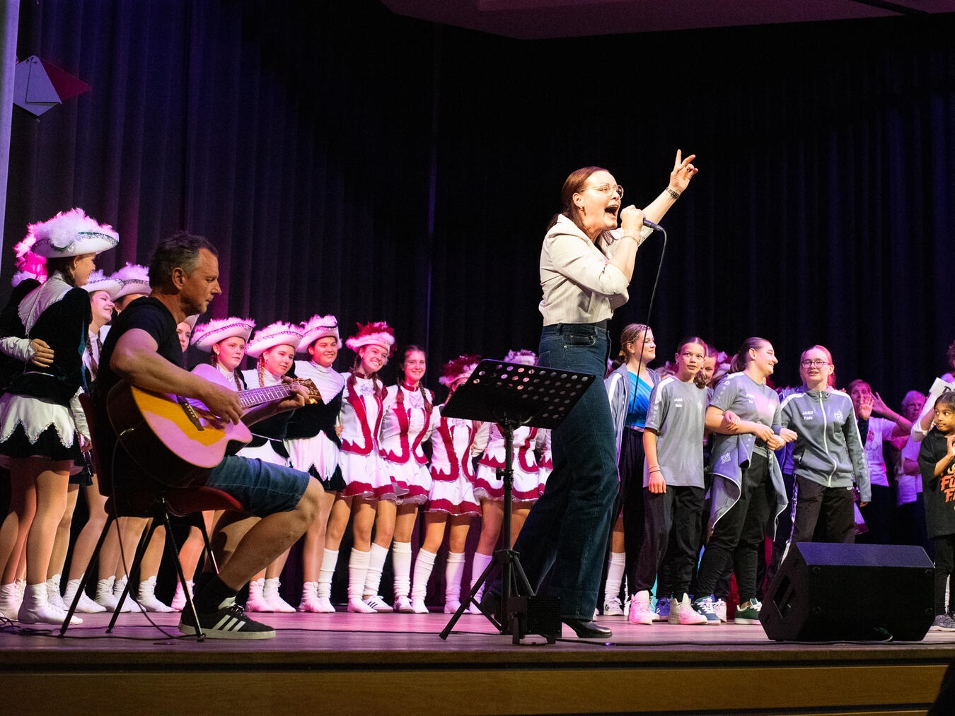"Musik- und Tanzaufführung im Reeser Bürgerhaus, Sonntag, Künstler auf Bühne, DJK TuS Esserden Event"