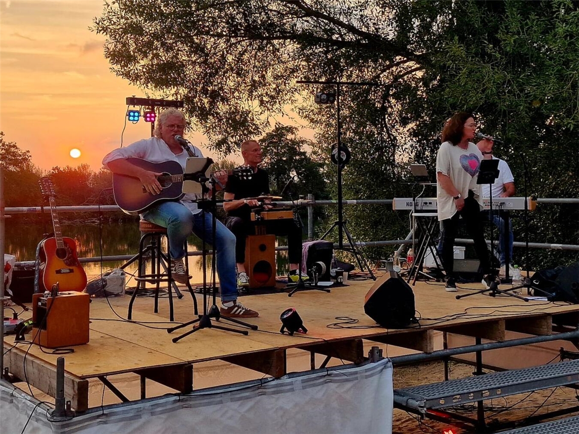 "Traces Band spielt Live-Konzert am Millinger Meer, beeindruckende Naturkulisse"