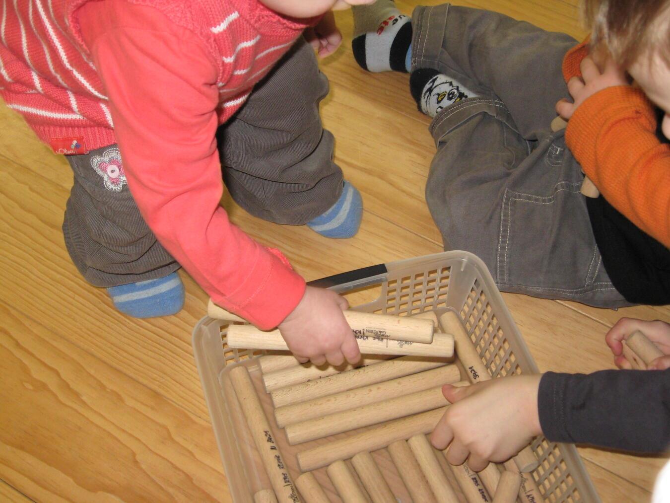 Schnupperstunde für Musikzwerge Musikalische Kinderspiele, Tänze, Bewegung und gemeinsames Singen führen ohne vorgegebene Leistungserwartungen zu ersten musikalischen Erlebnissen und Erfahrungen. Foto: KMS