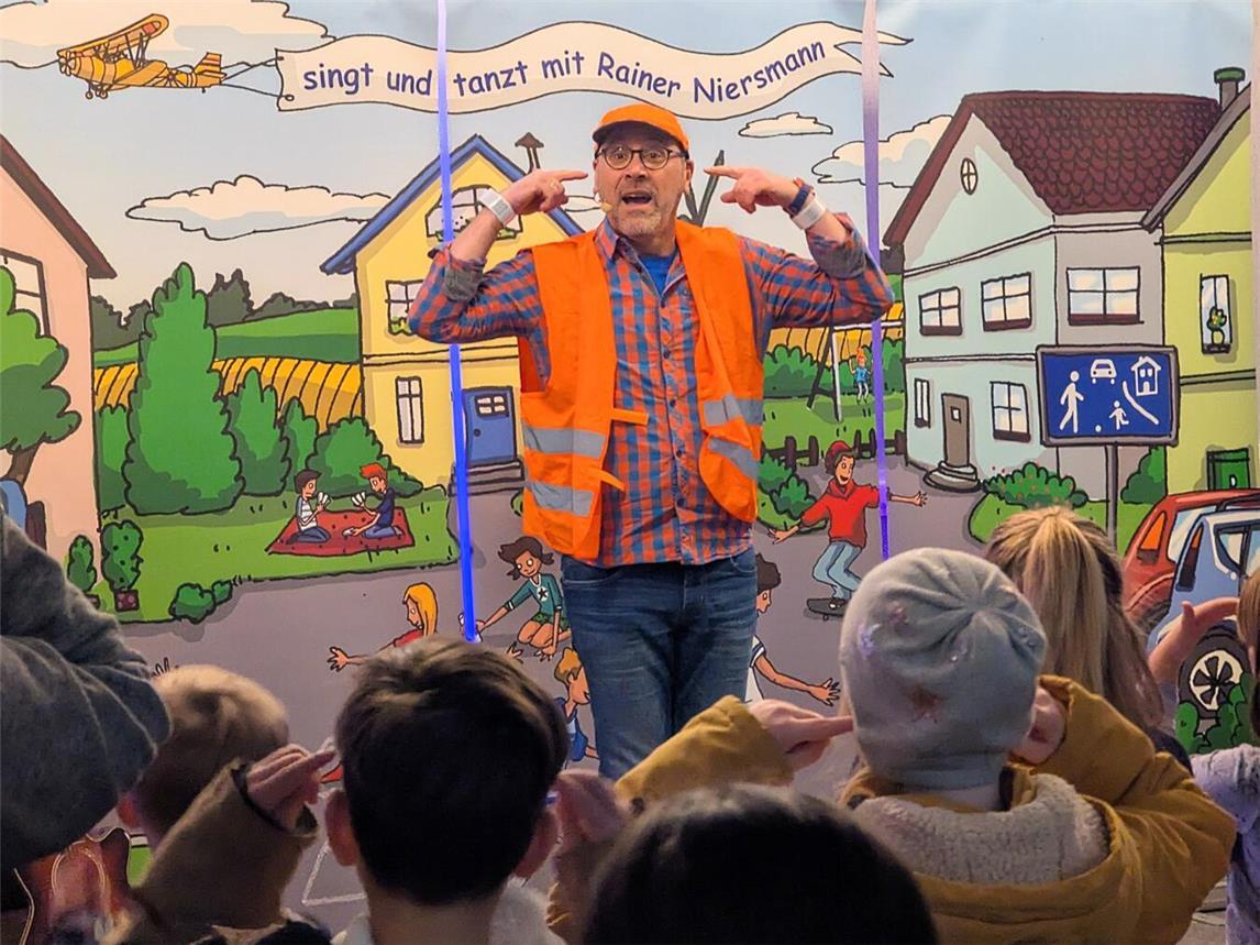 Musiker Rainer Niersmann singt über die Wichtigkeit von Reflektoren: vom „Fuß bis zu den Ohren“. NN-Foto J.Kurschatke