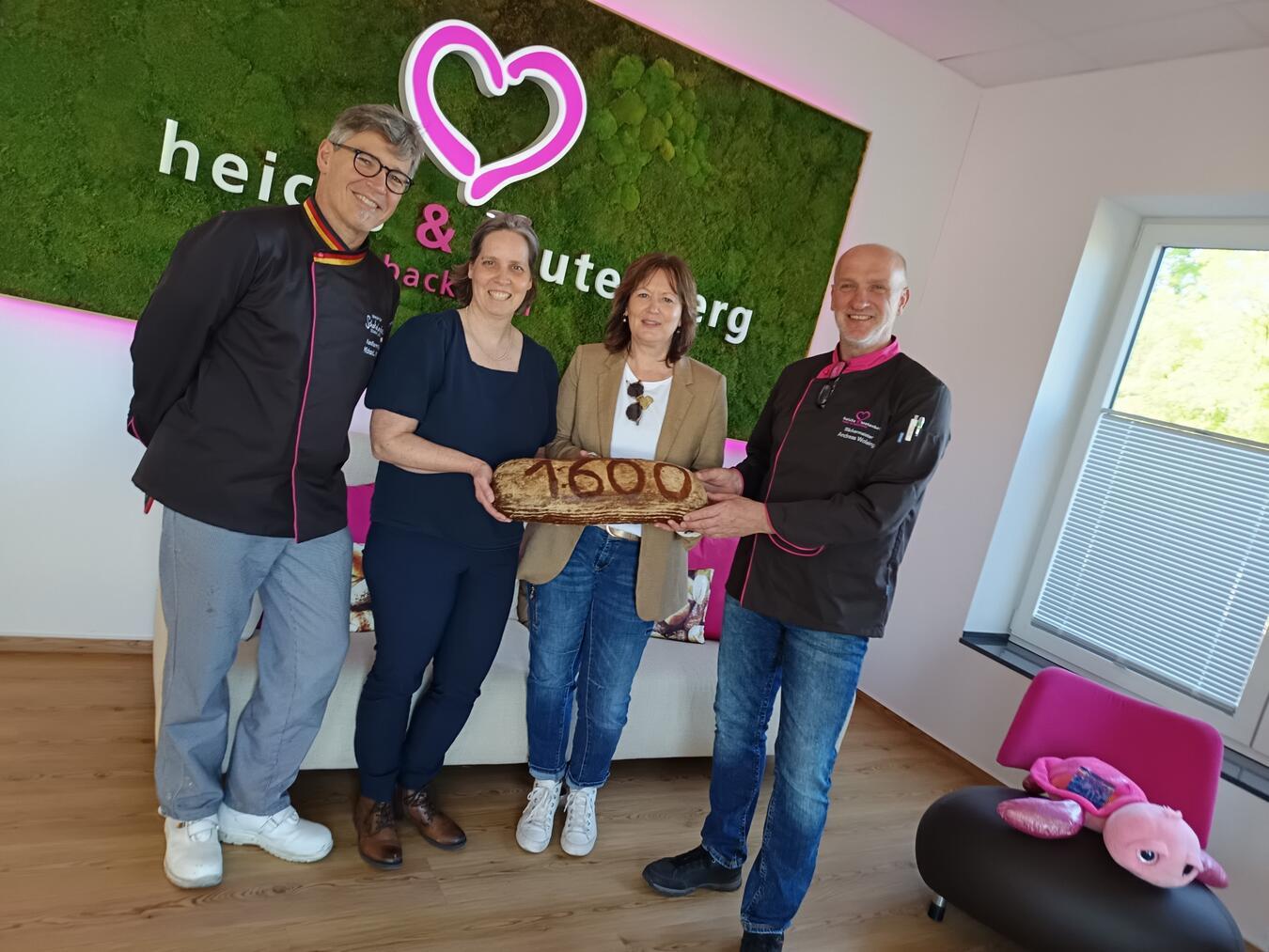 Myriam Köster (2.v.l.), Büroleitung bei Heicks & Teutenberg, überreichte zusammen mit Konditormeister Michael Nieten (l.) und Bäckermeister Andreas Wolsing (r.) symbolisch die Spende an Andrea Hermanns (2.v.r.), die Leiterin des Frauenhauses. Foto: Awo
