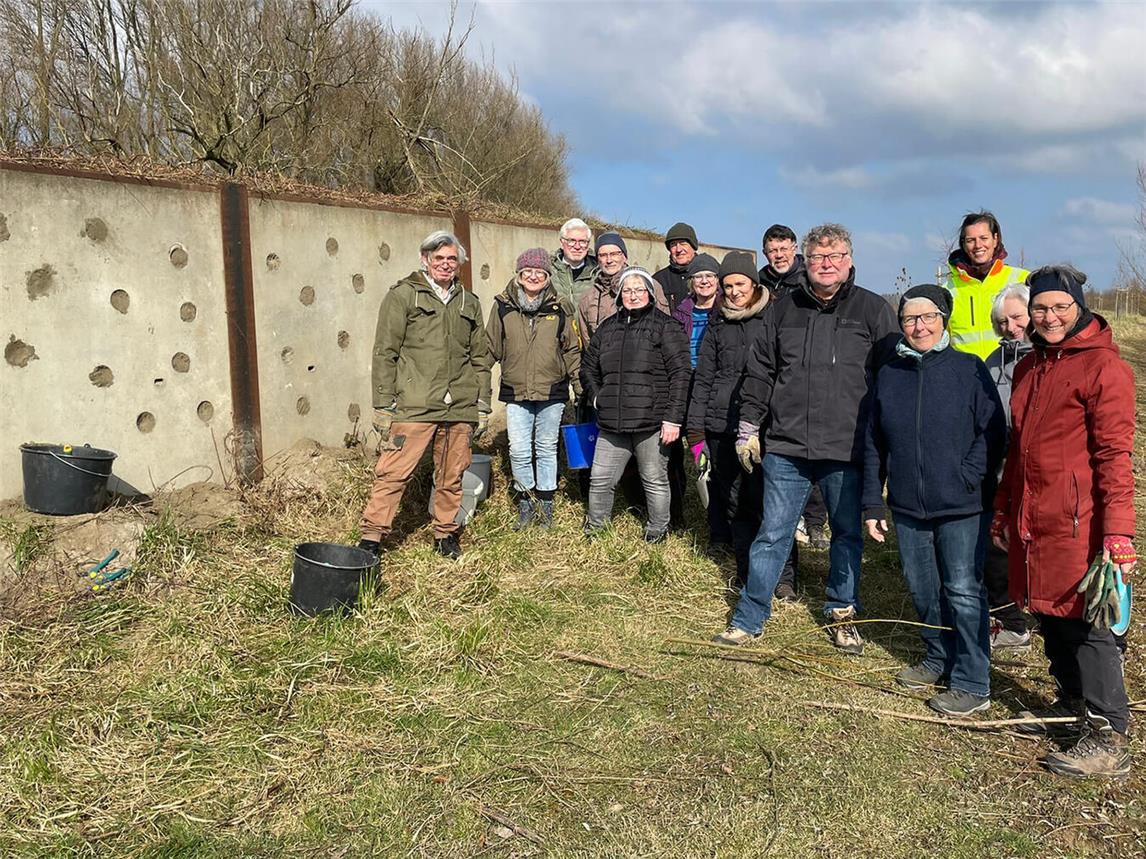 Nabu-Vertreter aus Monheim mit weiteren Partnern bei den Nisthilfen im „Reeser Bruch“. Foto: Holemans