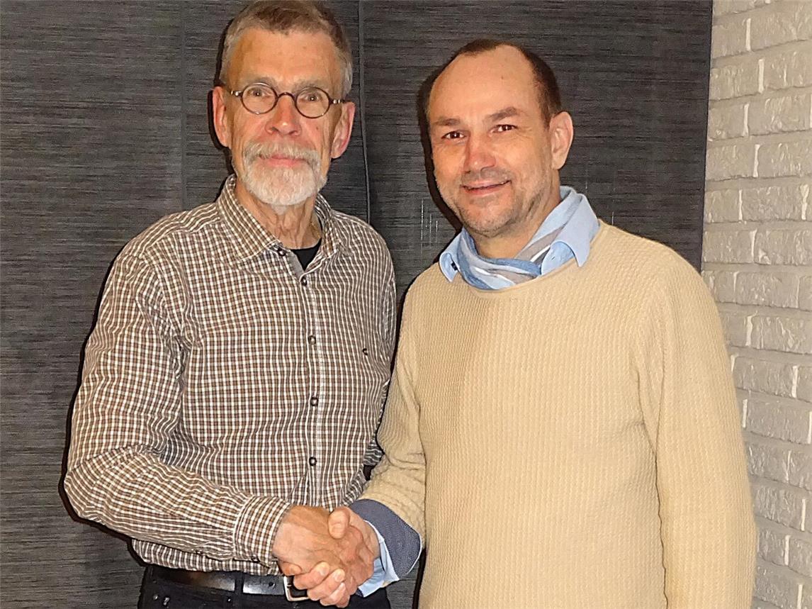 Nach 27 Jahren Vorsitz im Gocher Tauchverein DUC übergab Jürgen Kranz (l.) sein Amt mit den besten Wünschen für eine erfolgreiche Tätigkeit an Thomas Janßen. Foto: privat