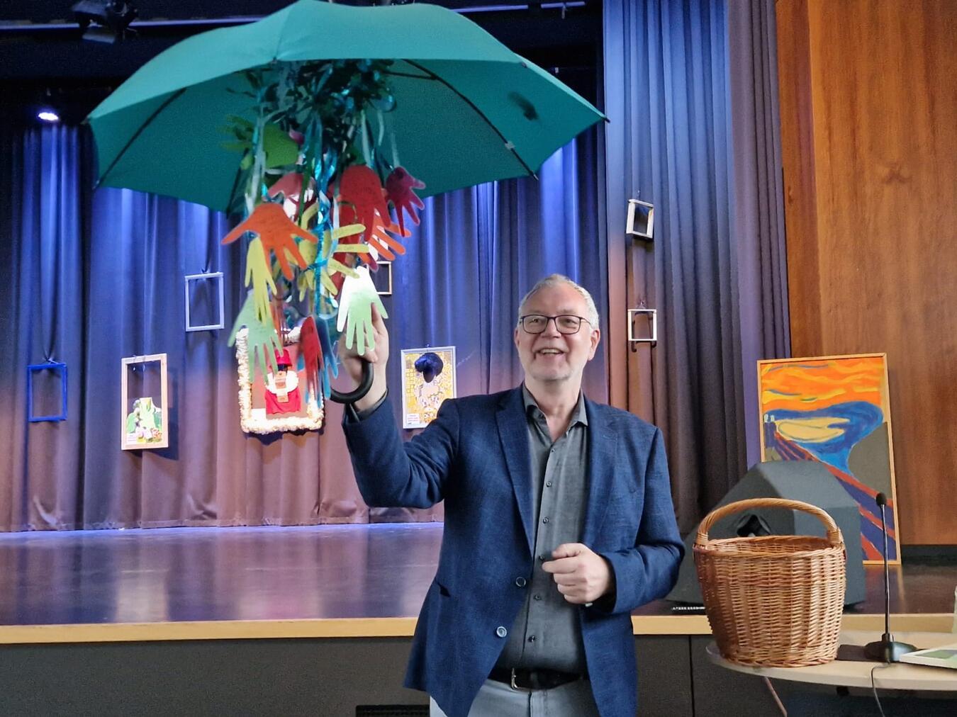 Nach 35 Jahren an der Liebfrauenschule Geldern verabschiedete sich der stellvertretende Schulleiter Joachim Domogala in den Ruhestand.Foto: privat