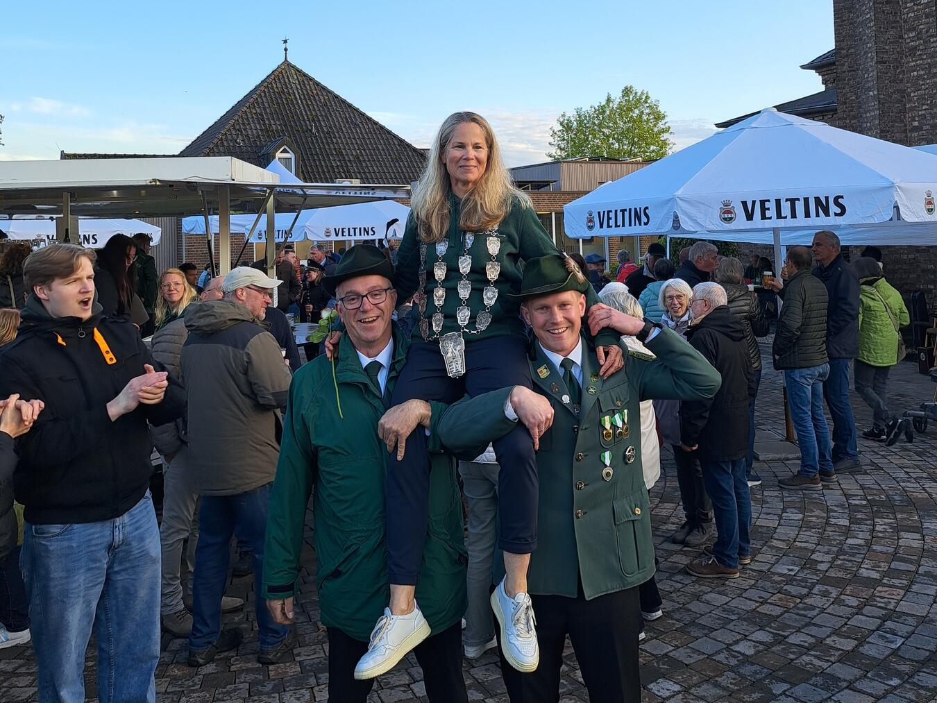 Tatiana Witkiewicz wird Schützenkönigin, nach 67. Schuss auf Königsvogel, Proklamation am 13. Juli. Foto: privat