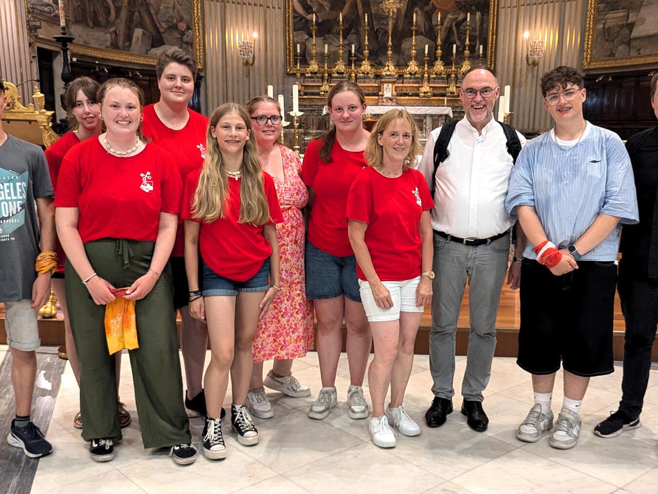 Nach dem Abschlussgottesdienst in Rom blieb für die Gruppe aus Straelen noch Zeit für ein Gruppenfoto mit Weihbischof Rolf Lohmann (3.v.r.).Foto: Bischöfliche Pressestelle / Christian Breuer