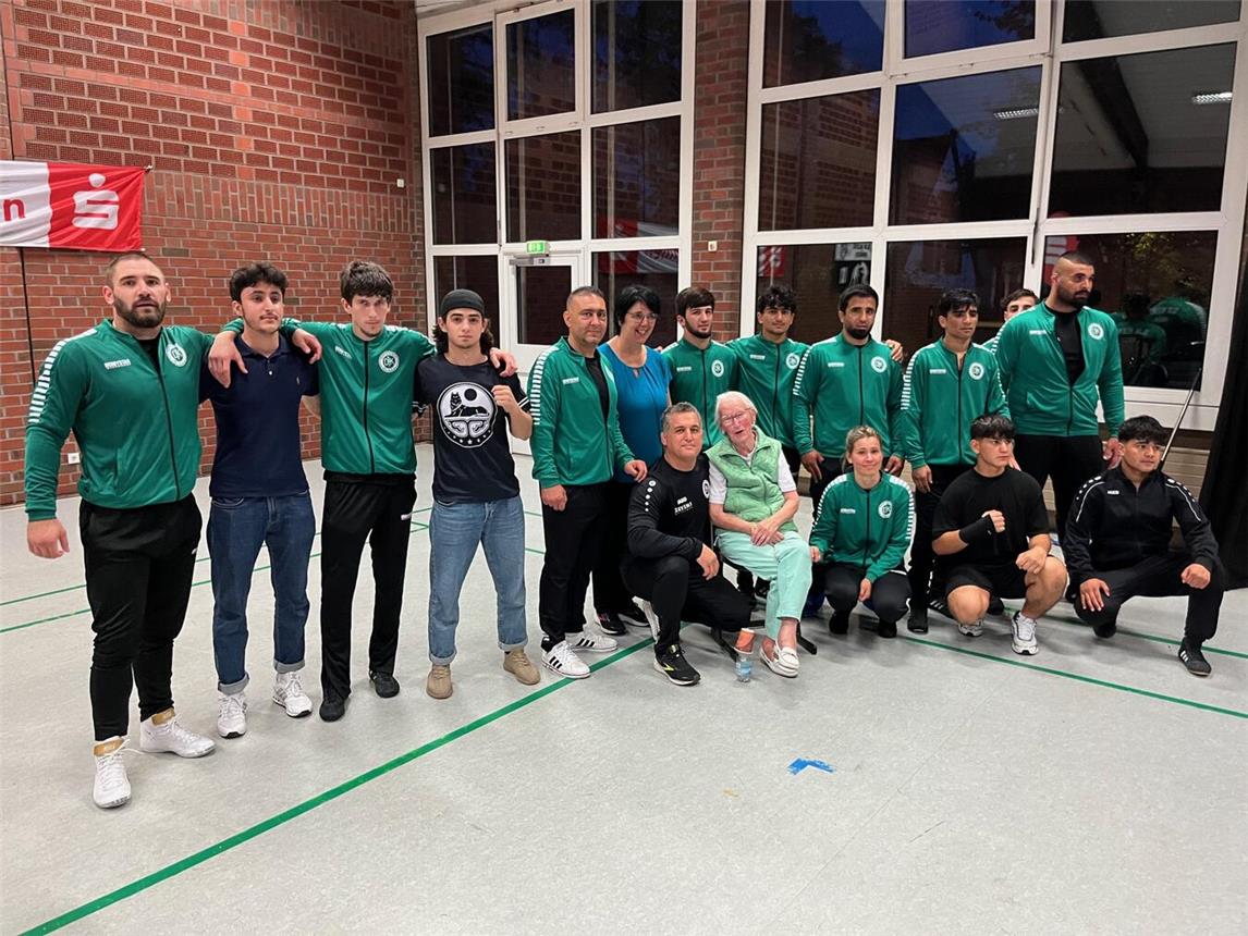 Nach dem eindrucksvollen 52:10-Heimsieg kam es zum Gruppenfoto mit der ältesten Zuschauerin. Die 96-jährige Waltraud Egerding aus Kellen freute sich über die schönen Kämpfe. Foto: DJK Rhenania Kleve 