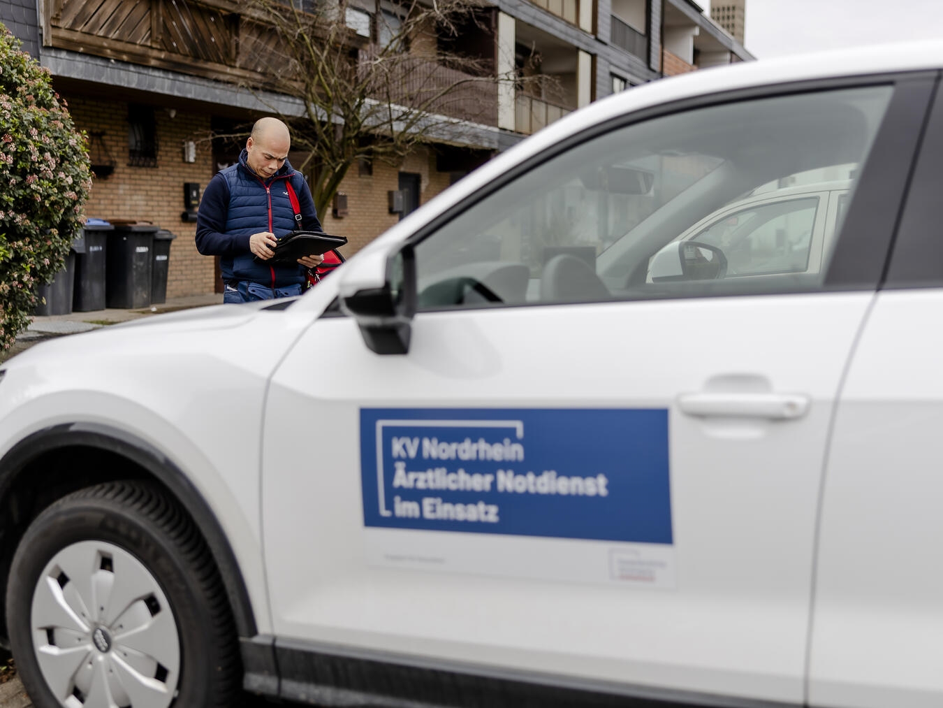 "Digital koordinierter Hausbesuch im Fahrdienst der KV Nordrhein, Arzt dokumentiert Einsatz auf Tablet"