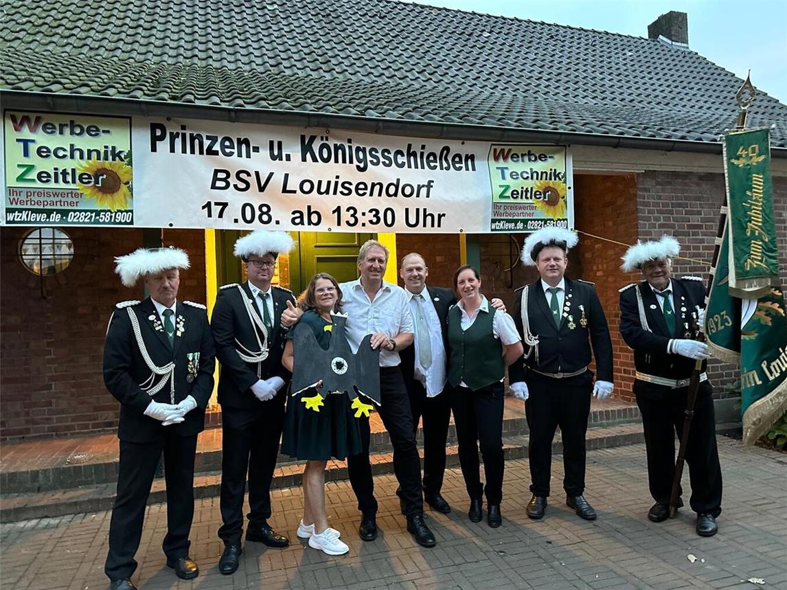 Nach dem erfolgreichen Vogelschießen (v.l.): Major Claude Pleines, Schießwart Dirk Frericks, Königspaar 2024 Martina Lange und Dieter Rocker, Jubiläumskönigspaar 2023 Jochen Hüsch mit Königin Jessika, Fahnenträger Thorsten Litjes und Peter Litjes. Foto: BSV Louisendorf