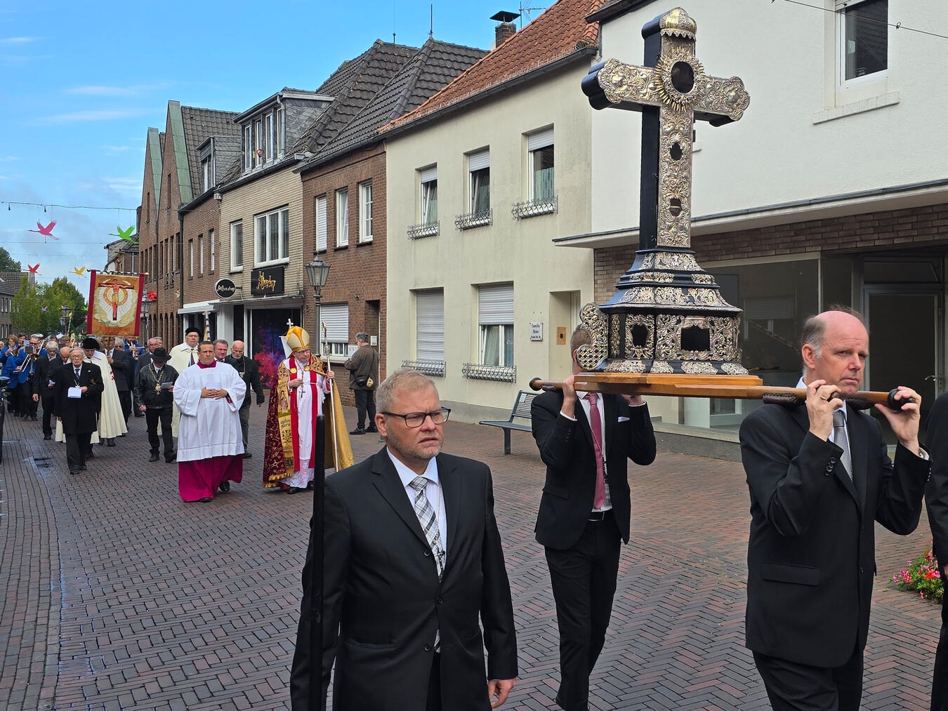 "Prozession des Wundertätigen Heiligen Kreuzes durch Kranenburgs Ortskern nach Gottesdienst, Foto von Michael Kriedel"